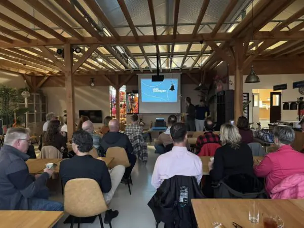 Raadsleden kijken naar een presentatie over ontwikkeling Lage Vaartkant