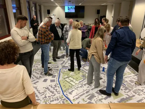 Raadsleden brengen ideeen in tijdens de bijeenkomst autoluw maken Markt