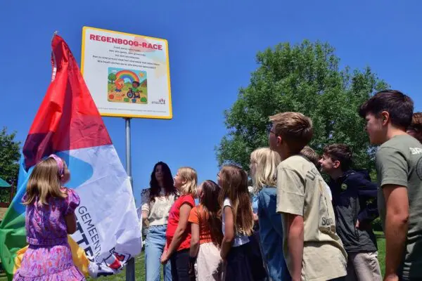Jeugdburgemeester Eline en burgerlid Laura Korfmaker bij de onthulling van het beweegbord op het Slagveld