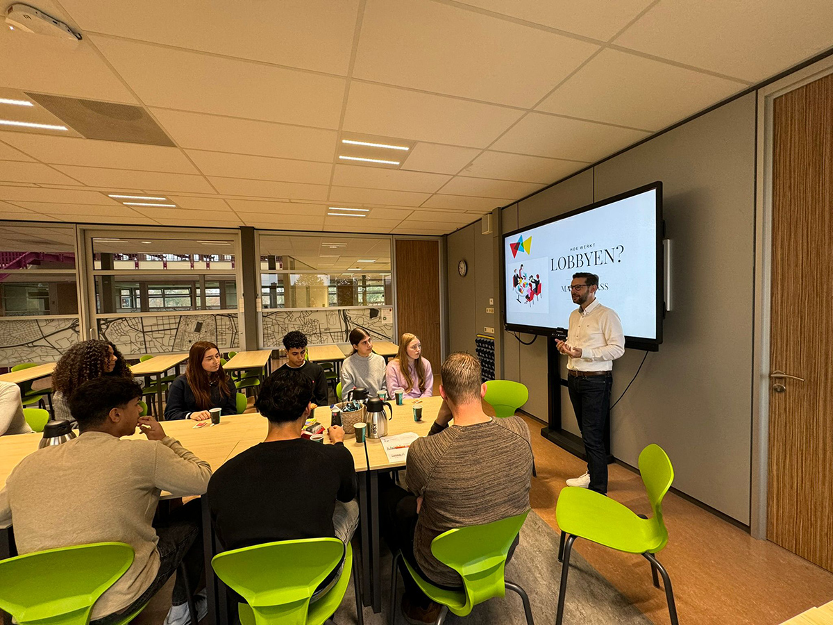 Leerlingenraad van de KSE tijdens een masterclass lobbyen door de gemeenteraad van Etten-Leur