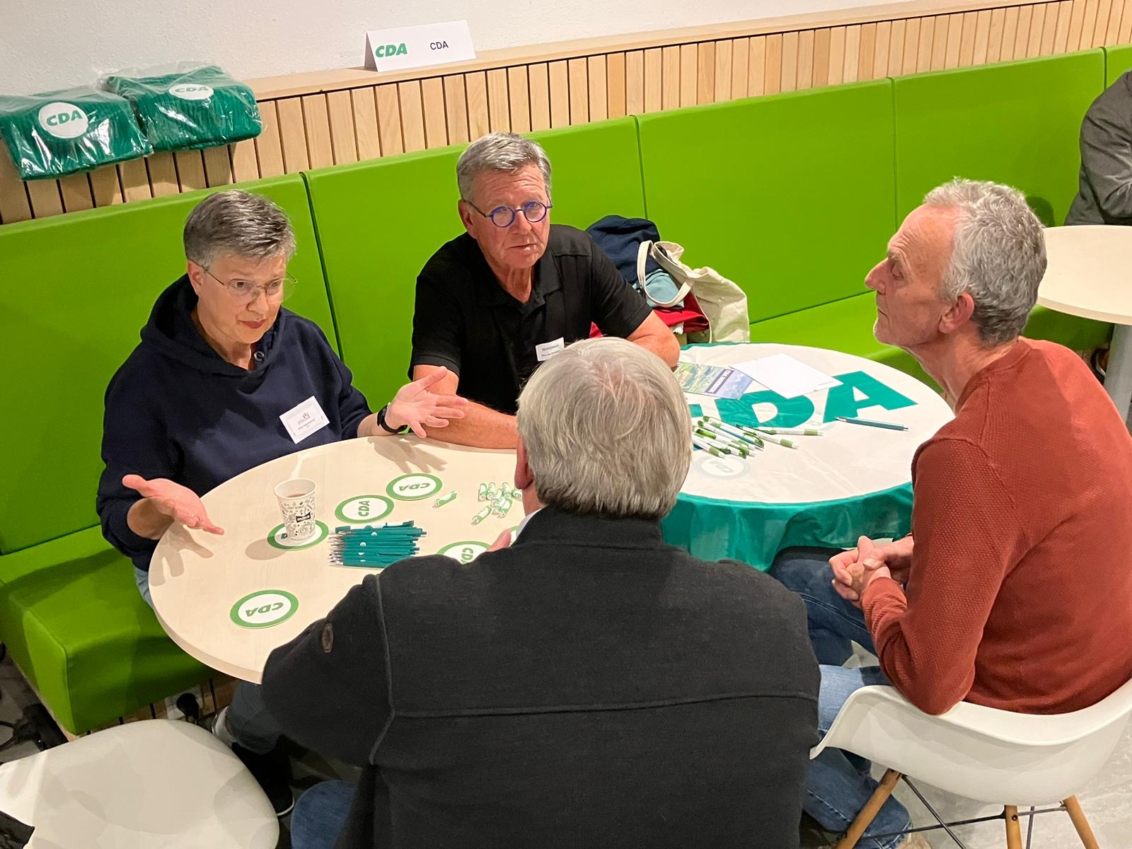 Raadsleden van het CDA Etten-Leur in gesprek met cursisten van Politiek Actief