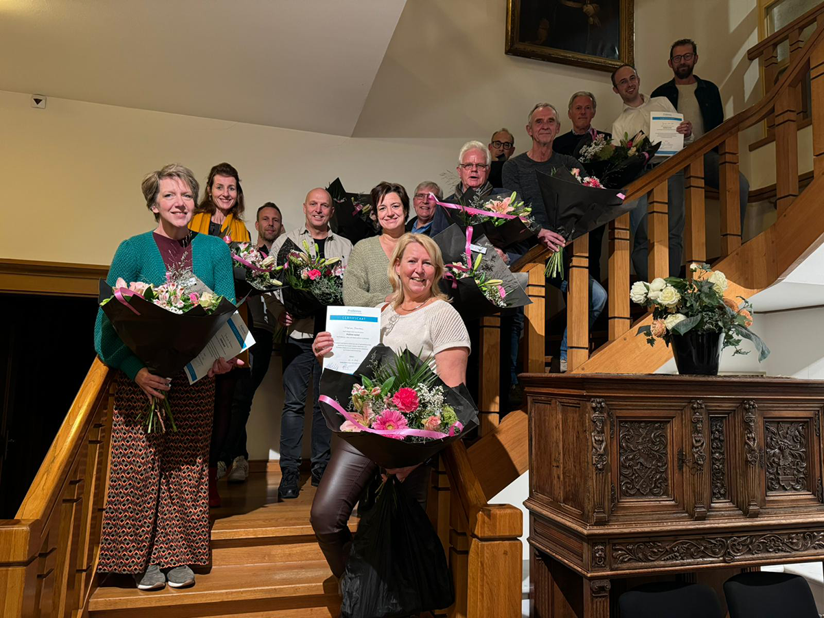 Cursisten op de trap van het raadhuis in Etten-Leur