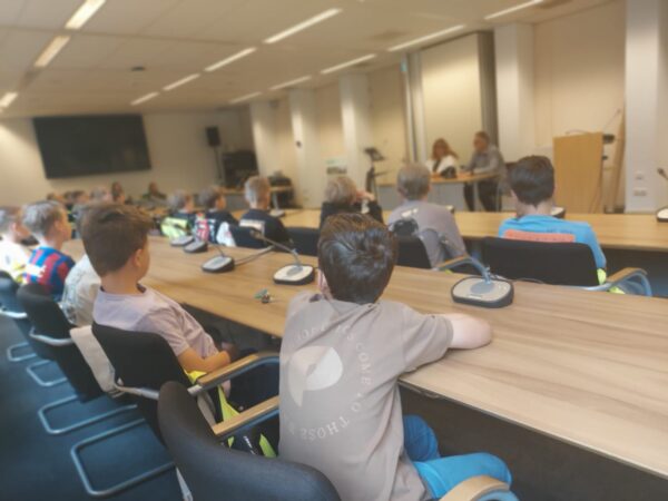Leerlingen in het gemeentehuis van Etten-Leur om Democracity te spelen