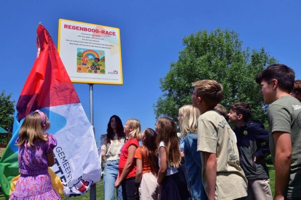 Jeugdburgemeester Eline en burgerlid Laura Korfmaker bij de onthulling van het beweegbord op het Slagveld